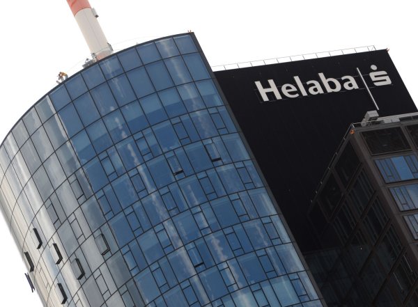 Deutschlands drittgrößte Landesbank mit neuem Höchstwert beim Vorsteuergewinn (Archivbild) - © Arne Dedert/dpa