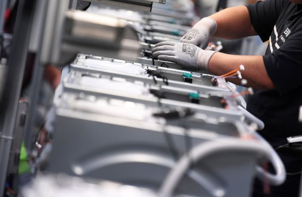 Die deutsche Elektroindustrie meldet mehr Beschäftigte. - © Ralf Hirschberger/dpa-Zentralbild/dpa