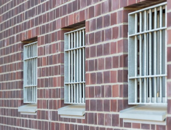 Die Fenster einer Justizvollzugsanstalt sind vergittert. - © Christophe Gateau/dpa/Archivbild