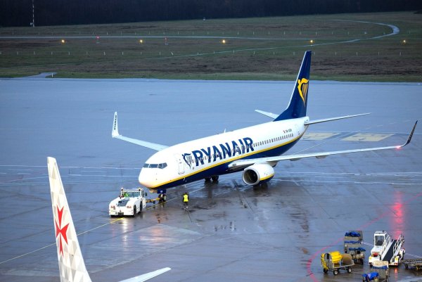 Eine Passagiermaschine der Fluggesellschaft Ryanair auf dem Flughafen Köln/Bonn. - © Thomas Banneyer/dpa