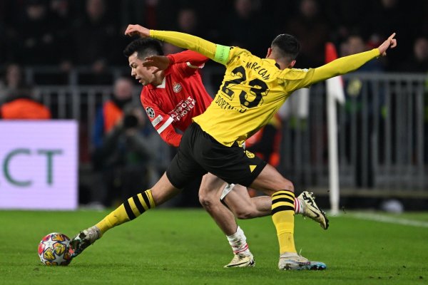 Emre Can (r) und der BVB trennten sich von Eindhoven 1:1. - © Federico Gambarini/dpa