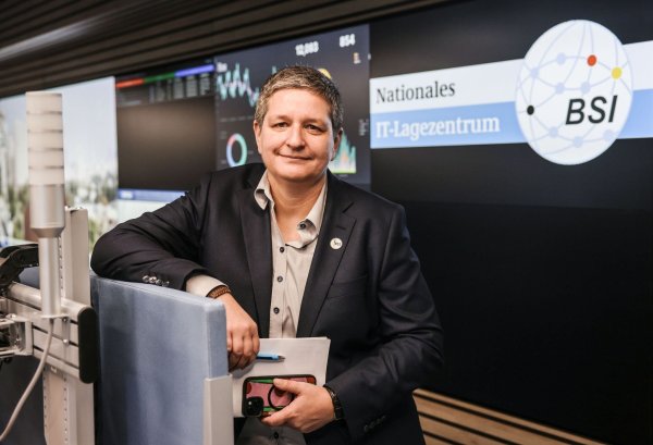 Ein denkbares Angriffsszenario könnte eine Attacke auf die Stromnetze oder die Telekommunikationsnetze sein, so die BSI-Präsidentin Claudia Plattner. - © Oliver Berg/dpa