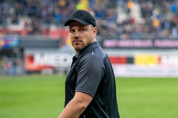 Paderborns Trainer Lukasz Kwasniok schaut zurück. - © David Inderlied/dpa