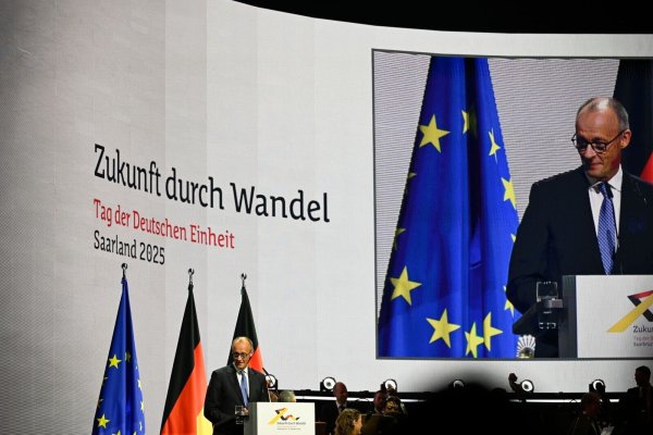 Bundeskanzler Friedrich Merz nutzt die Feier zu 35 Jahre deutscher Einheit für einen Appell zum Aufbruch. - © Jean-Christophe Verhaegen/POOL AFP/dpa