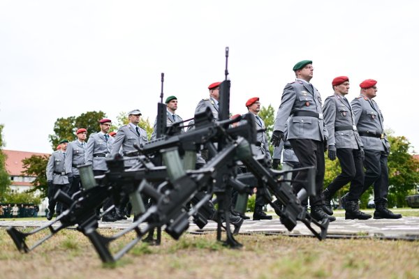 Die Bundeswehr soll attraktiver werden für junge Leute, denn der Bedarf ist aus Sicht der Regierung groß. (Archivbild) - © Sebastian Christoph Gollnow/dpa