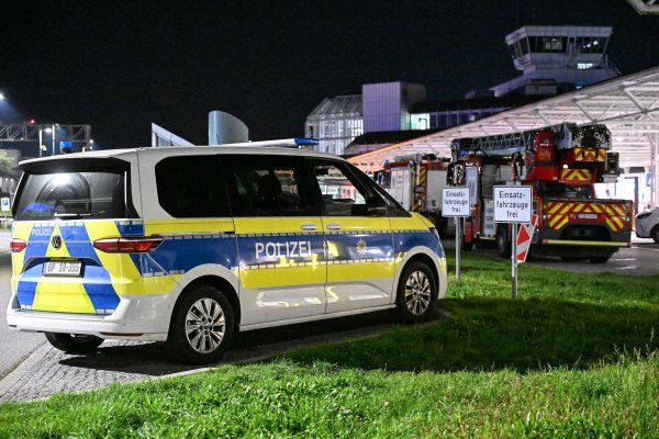 Polizei und Feuerwehr sind nach Drohnensichtungen und Flugausfällen am Flughafen München im Einsatz. - © Jason Tschepljakow/dpa