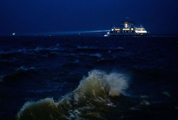 An der Nordsee kann es am verlängerten Wochenende äußerst ungemütlich werden (Archivbild). - © Daniel Bockwoldt/dpa