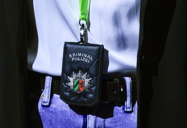 Die Kriminalpolizei in NRW trägt solche sogenannten Badges. Die Ermittler bekommen jetzt Unterstützung. (Symbolbild) - © Oliver Berg/dpa