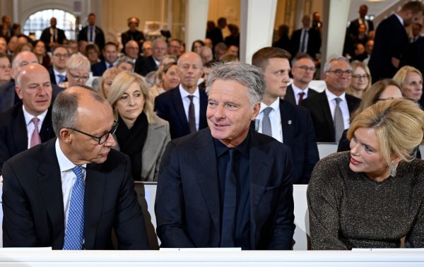 Zum ersten Mal gemeinsam beim Einheitsfest: Bundestagspräsidentin Julia Klöckner (CDU) mit ihrem Lebensgefährten Jörg Pilawa (M.) - im Gespräch mit Bundeskanzler Friedrich Merz (CDU) in der Ludwigskirche. - © Jean-Christophe Verhaegen/POOL AFP/dpa