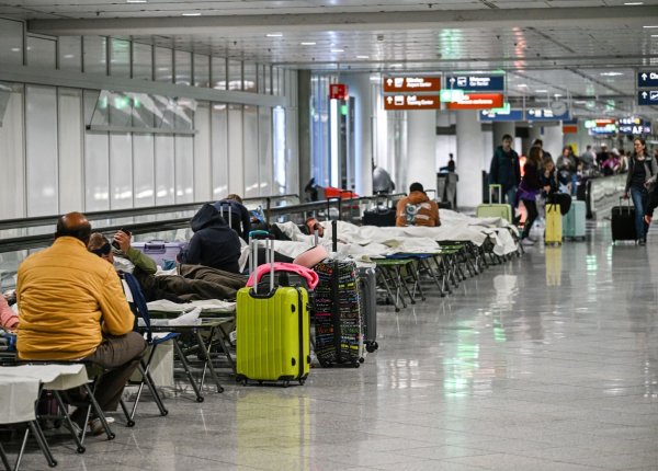 17 Flüge fielen am Donnerstagabend am Münchner Flughafen aus. - © Jason Tschepljakow/dpa
