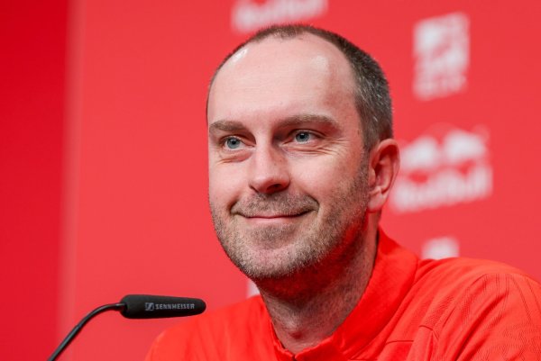 Cheftrainer Ole Werner von RB Leipzig will in Dortmund eine stabile Abwehr sehen. (Archivbild) - © Jan Woitas/dpa