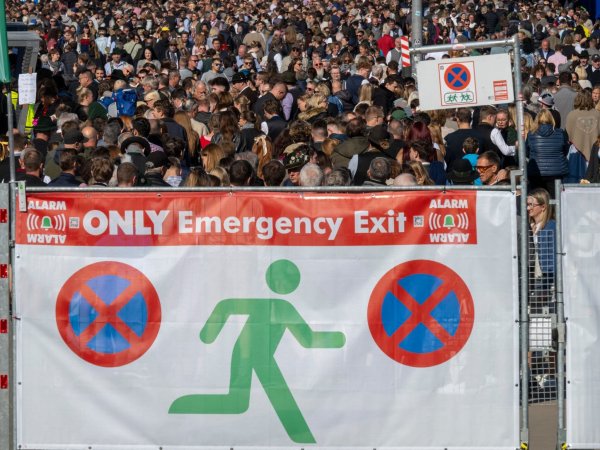 Wegen Überfüllung haben die Behörden die Zugänge zum Münchner Oktoberfest geschlossen. - © Peter Kneffel/dpa