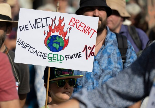 Die Unterstützung für Bewegungen für «Fridays for Future» ist einer Umfrage zufolge leicht gesunken. (Archivbild) - © Boris Roessler/dpa