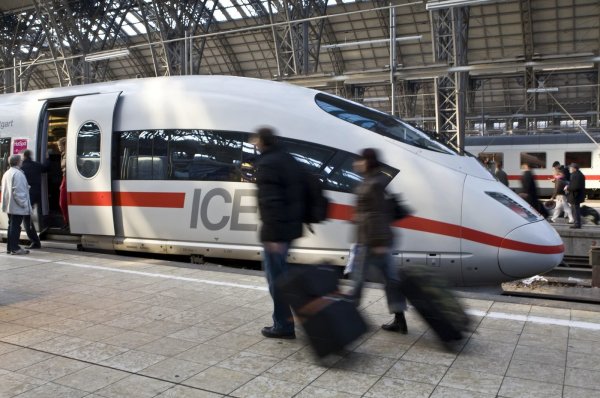 Die Deutsche Bahn möchte einem Medienbericht zufolge Milliarden vom Bund, um die Pünktlichkeit zu verbessern. - © picture alliance / imageBROKER