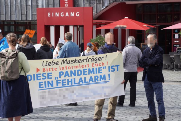 Anti-Corona-Demo in Paderborn: Burkhart W. (r.) protestierte mit anderen, die teils der rechten Szene zugerechnet werden. - © Linda Janssen