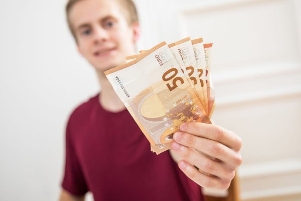 Jeder fünfte junge Mensch in Deutschland hat einer Umfrage zufolge Schulden. - © Christin Klose/dpa-tmn