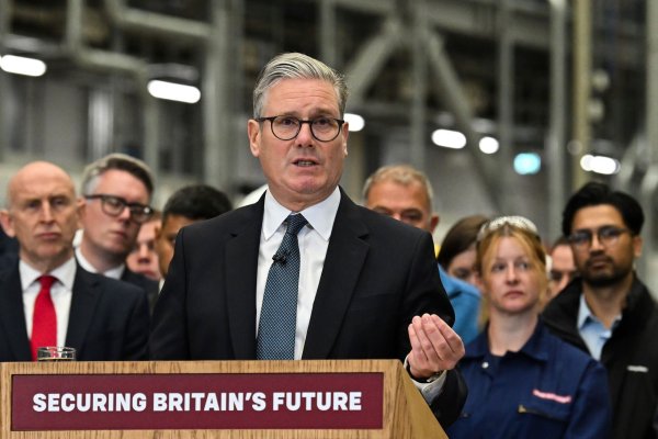 Der britische Premier will sein Land kriegsbereit machen. - © Andy Buchanan/POOL AFP/AP/dpa