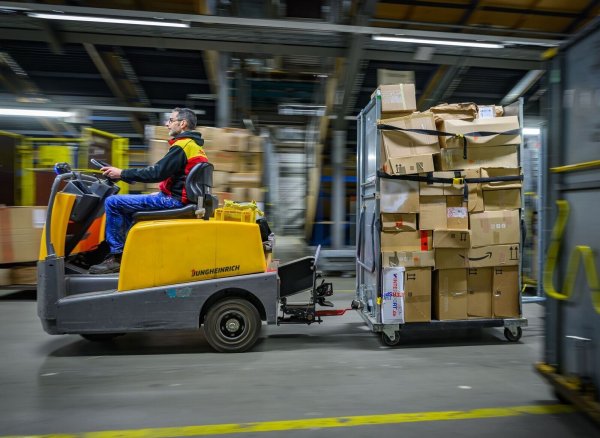 Pakete in einem DHL-Zentrum - manche Sendung wird künftig teurer. - © Patrick Pleul/dpa