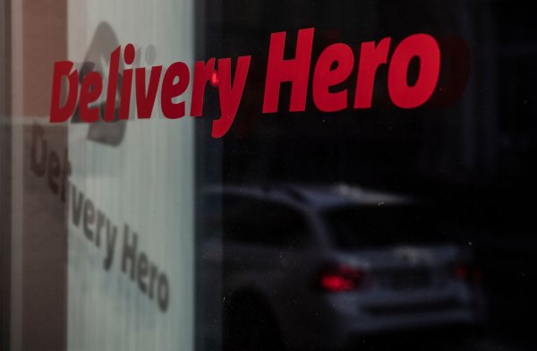 Delivery Hero muss wegen illegaler Absprachen eine Millionenstrafe zahlen. (Archivbild) - © Paul Zinken/dpa