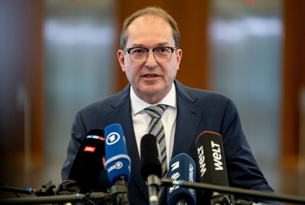 Wenige Stunden nach der Veröffentlichung der Entscheidung des Berliner Verwaltungsgerichts tritt Bundesinnenminister Alexander Dobrindt (CSU) in Berlin vor die Presse. - © Fabian Sommer/dpa
