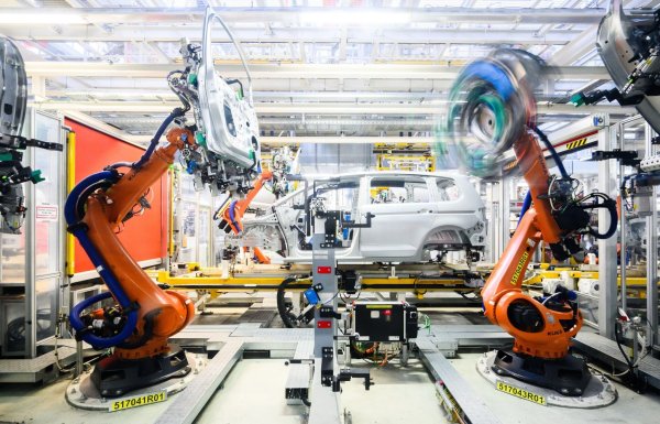 Die Autoindustrie ist ein wichtiger Abnehmer für Robotik und Automatisierung - und derzeit in einer Schwächephase. (Archivbild) - © Julian Stratenschulte/dpa/dpa-tmn