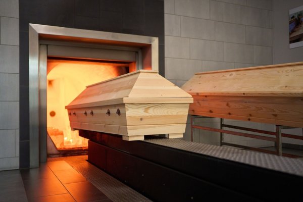 Ein Sarg wird in einem Krematorium verbrannt. (Symbolbild) - © Thomas Frey/Deutsche Presse-Agentur GmbH/dpa