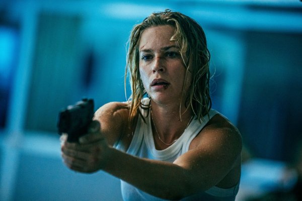 Gibt in «Exterritorial» alles: Jeanne Goursaud spielt die Ex-Elitesoldatin Sara Wulf, die um ihren Sohn kämpft. (Foto: Netflix) - © Sasha Ostrov /netflix/dpa