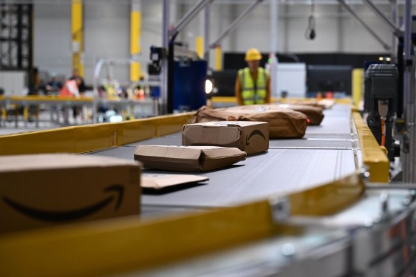 Pakete von Amazon laufen über ein Sortierband - ein Teil der auf amazon.de bestellten Pakete kommen direkt von Amazon, andere von Marktplatz-Firmen. - © Wolf von Dewitz/dpa