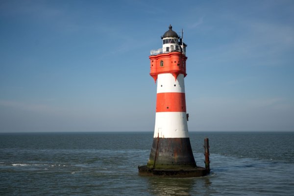 Der Leuchtturm «Roter Sand» steht in der Nordsee vor Bremerhaven. (Archivbild) - © Sina Schuldt/dpa