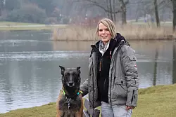 Anika Bollhorst mit ihrer H&uuml;ndin Feeby. Beide haben Tausende Follower auf Facebook. - &copy; Freya K&ouml;hring