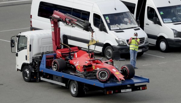 Defekter Ferrari - © Foto: Pavel Golovkin/Pool AP/dpa