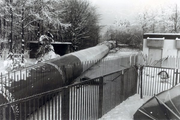 Da liegt er: Dieses Bild des zusammengebrochenen Sendemastes entstand am 15. Januar 1985. - © Archivfoto LZ