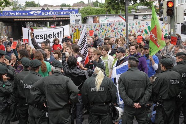 Zahlreiche Bielefelder kamen zum Kronenplatz, um zu zeigen, was sie von der NPD-Kundgebung halten. - © FOTO: STEFAN BOSCHER