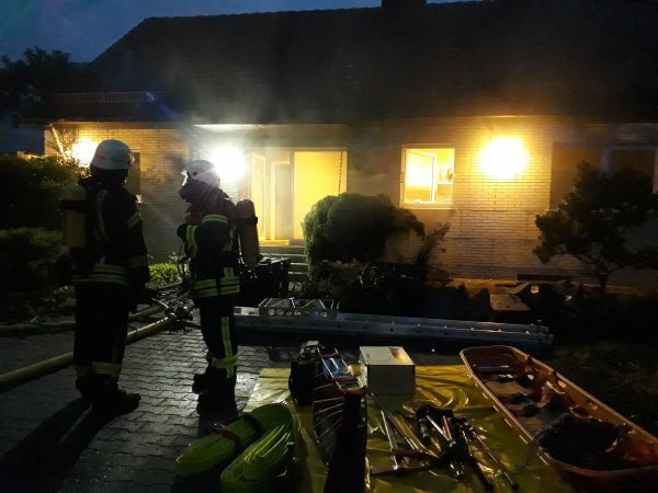 50 Einsatzkräfte sind zu dem Kellerbrand in den Heideweg in Oerlinghausen-Lipperreihe ausgerückt. - © Feuerwehr Oerlinghausen