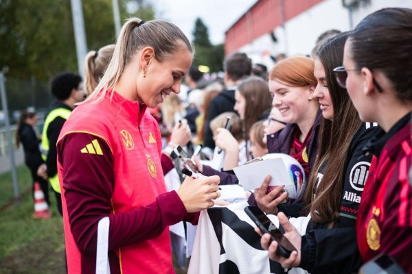 Klara Bühl beim öffentlichen Training des Nationalteams - © Marius Becker/dpa