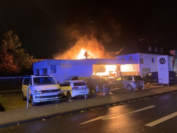 Eine Werkstatt mit angeschlossenem Autohaus brennt in Mülheim/Ruhr. - © -/Feuerwehr Mülheim an der Ruhr/dpa