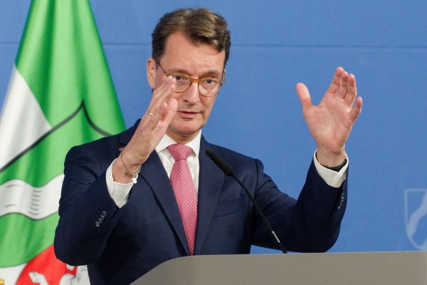 Nordrhein-Westfalens Ministerpräsident Hendrik Wüst (CDU) stellte das größte Investitionspaket der Landesgeschichte vor. - © Henning Kaiser/dpa