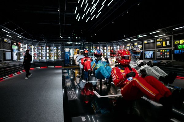 Immer schneller, immer sicherer - Schutzanzüge und Helme bei einer Formel 1-Ausstellung in Oberhausen. - © Fabian Strauch/dpa