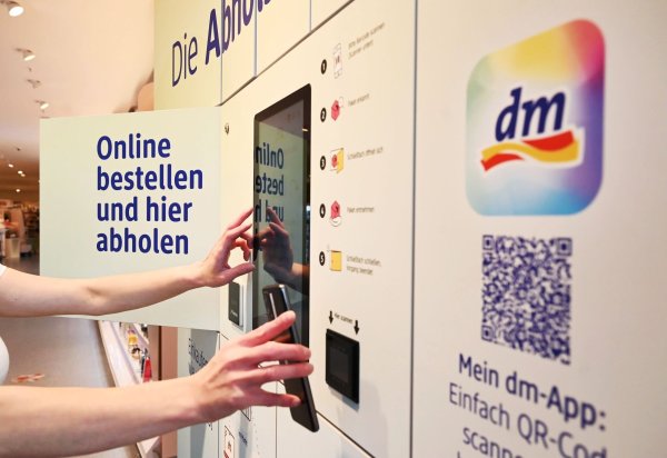 An mehr als 1.800 Abholstationen in Deutschland können Kundinnen und Kunden Waren abholen. (Archivbild) - © Uli Deck/dpa