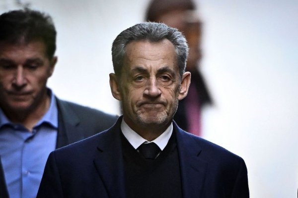 Ex-Präsident Sarkozy hat seine Haft angetreten. - © Julien De Rosa/AFP/dpa