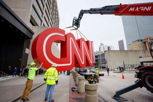 Zu Warner Bros. Discovery gehört auch der Nachrichtensender CNN. (Archivbild) - © Miguel Martinez/Atlanta Journal-Constitution via AP/dpa