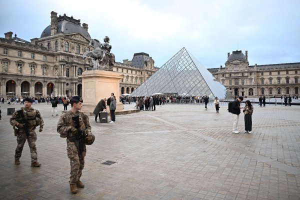 Nach dem Kunstraub im Louvre in Paris dauert die Fahndung nach den Tätern und ihrer Beute an (Archivbild). - © Emma Da Silva/AP/dpa