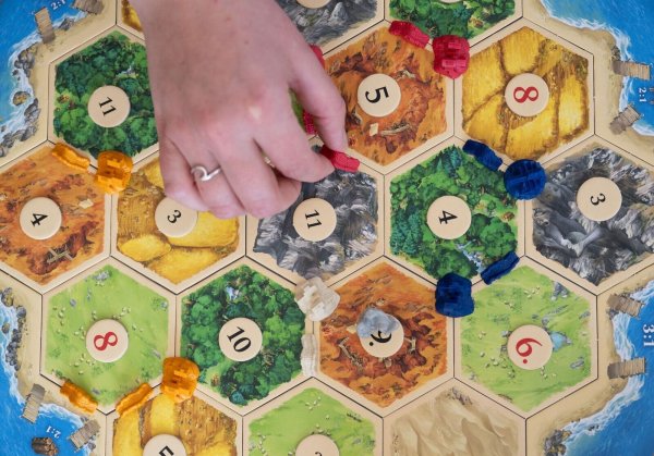 «Catan» wird weltweit und millionenfach gespielt. (Archivbild) - © Marijan Murat/dpa