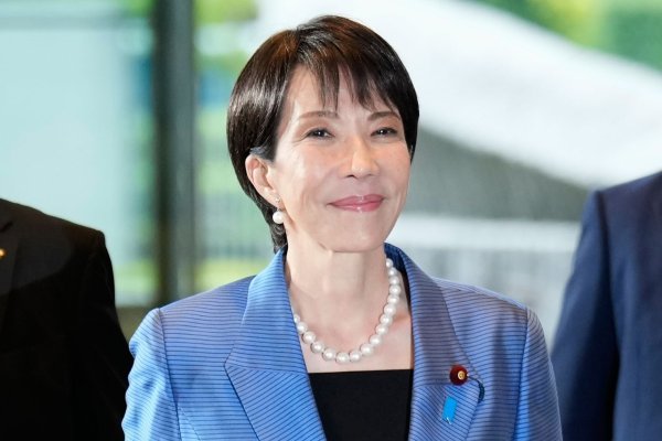 Mit der national-konservativen Sanae Takaichi übernimmt in Japan erstmals eine Frau das Amt des Regierungschefs. - © Eugene Hoshiko/AP/dpa