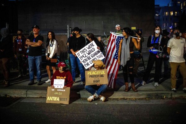 In Portland gibt es Proteste vor einer Einrichtung der Einwanderungsbehörde ICE. (Archivbild) - © Ethan Swope/AP/dpa