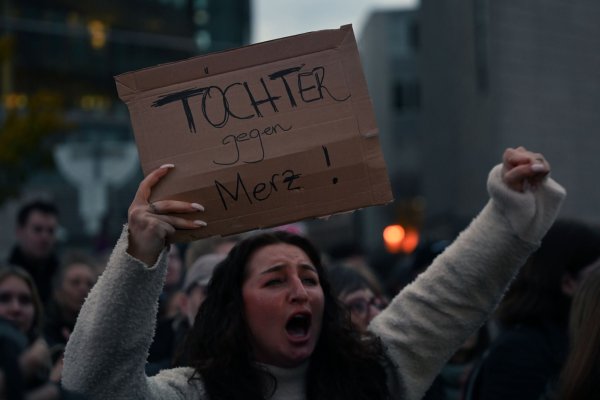 Tausende Menschen beim Protest vor der CDU-Zentrale. - © Lilli Förter/dpa