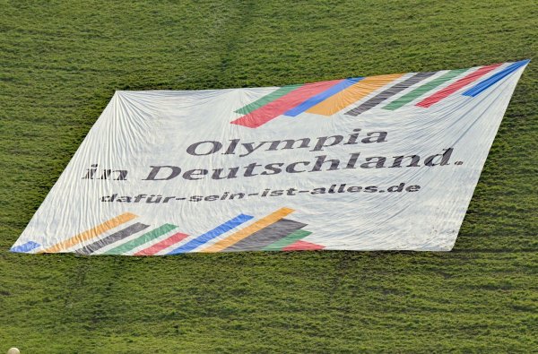 Mit einem großen Bann auf dem Olympiaberg wird für eine Münchner Sommerspiel-Bewerbung geworben. (Archivfoto) - © Malin Wunderlich/dpa