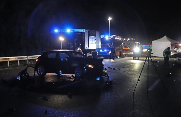 Der Falschfahrer wurde bei dem Unfall tödlich verletzt. - © Sascha Thelen/dpa