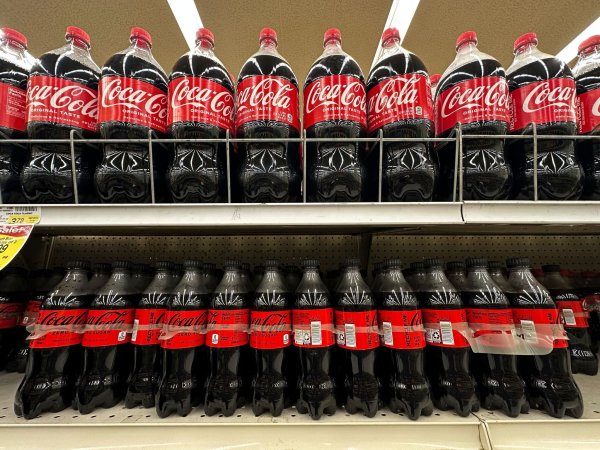 Zuletzt waren zuckerfreie Getränke gefragt - und Verbraucher griffen auch zu kleineren Verpackungen. (Archivbild) - © Nam Y. Huh/AP/dpa
