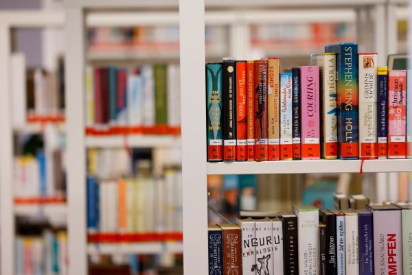 Während es 2014 noch über 1.900 Bibliotheken gab, waren es im Jahr 2023 nur noch rund 1.700. - © Thomas Banneyer/dpa